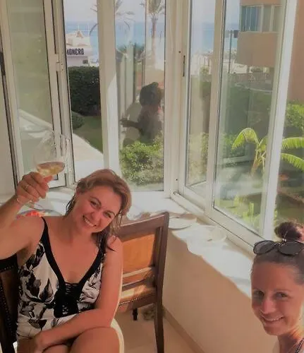 1ste Line Sunset 公寓